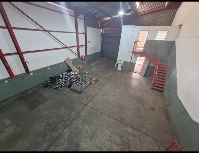 262M² WAREHOUSE TO LET IN JET PARK